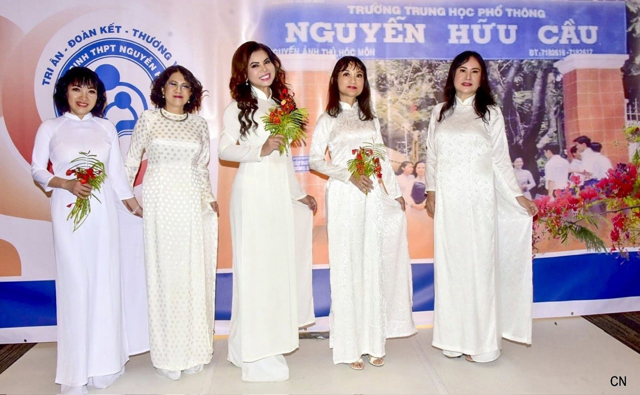 5c-hoa-hau-kim-hong-va-cac-ban-2-1753354467.jpg