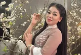 Nhan sắc mặn mà tuổi 50 của "nữ hoàng nhạc đỏ" là mẹ đơn thân nuôi 4 con