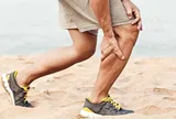 Chàng trai trẻ đau chân dữ dội, mất khả năng đi lại vì làm việc này trên giường mỗi ngày