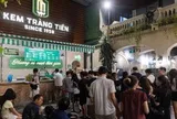 Khách ùn ùn kéo đến trước khi cửa hàng kem Tràng Tiền gần 70 năm tuổi đóng cửa