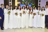 Hoa hậu Kim Hồng gặp lại thầy cô và bạn cũ cấp 3 tại Mỹ