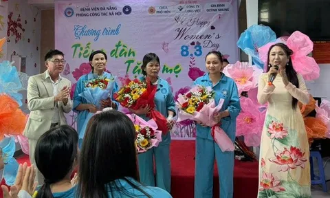 Rộn tiếng đàn mừng Ngày Quốc tế phụ nữ với những "bông hồng thép" ở khoa Ung bướu