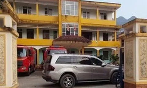 Người đàn ông đỗ xe ô tô chắn ngang cổng Trạm CSGT nhiều giờ