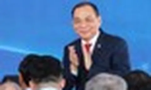 Tỷ phú Phạm Nhật Vượng bất ngờ xuất hiện bên cạnh Warrren Buffett