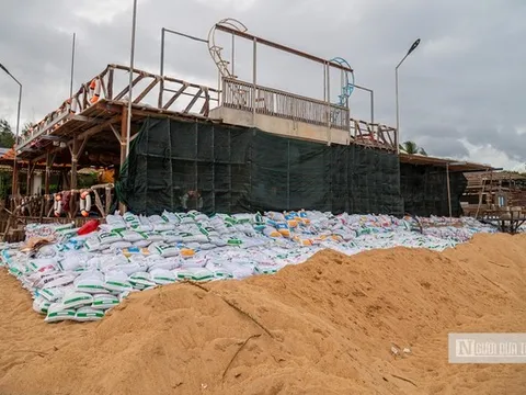 Đắk Lắk: Người dân hối hả phòng chống bão, tích trữ lương thực, tập kết cát chắn sóng ứng phó bão số 13