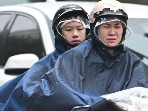 Hà Nội mờ sương, đặc bụi, người dân khổ sở đi làm