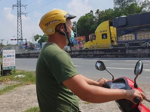 Đi xe máy, đeo tai nghe một bên để Google Maps chỉ đường có bị phạt?