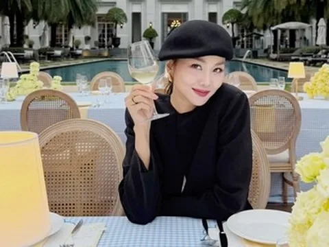 Hé lộ cuộc sống trong biệt thự bề thế rộng 1.000m2 của siêu mẫu sở hữu đôi chân dài cực phẩm