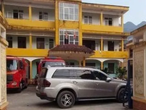 Người đàn ông đỗ xe ô tô chắn ngang cổng Trạm CSGT nhiều giờ