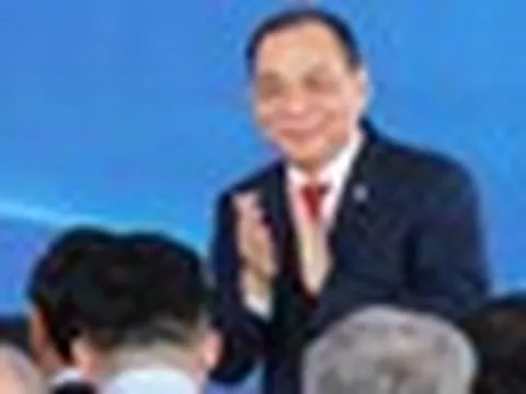Tỷ phú Phạm Nhật Vượng bất ngờ xuất hiện bên cạnh Warrren Buffett