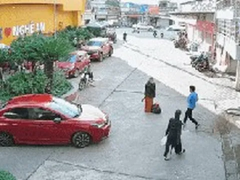 Người phụ nữ đứng giữa đường nghe điện thoại, chắn đường ô tô, bảo vệ có pha xử lý
