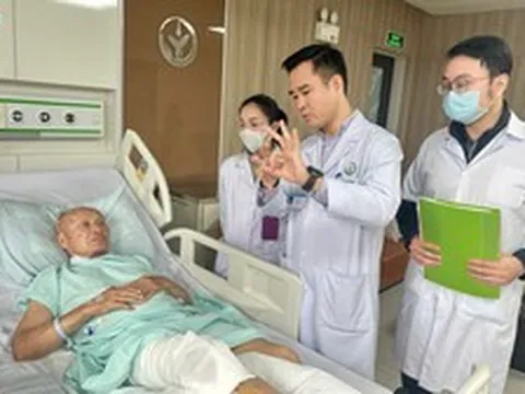 Hơn nửa thế kỷ đầu gối bị bắn nát liên tục chảy dịch vì vết đạn, cụ ông thương binh 85 tuổi khoẻ lại nhờ ca mổ 8 giờ