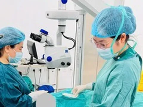 Người đàn ông Lào thoát nguy cơ mù lòa sau khi sang Việt Nam mổ mắt