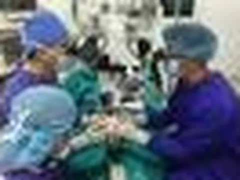 10 giờ vi phẫu giành lại mái tóc cho bé gái 2 tuổi bị lột toàn bộ da đầu: 10 năm sau, điều xúc động xảy ra tại Bệnh viện Việt Đức