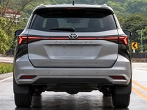 Toyota Fortuner đời mới lộ diện trên đường với cụm đèn LED kiểu mới, dễ ra mắt năm sau cạnh tranh Everest