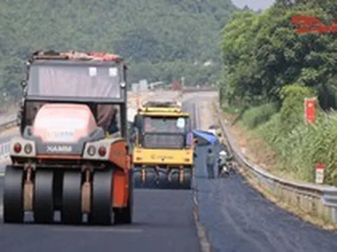 1.800 máy móc thiết bị tăng tốc trên cao tốc Nội Bài - Lào Cai