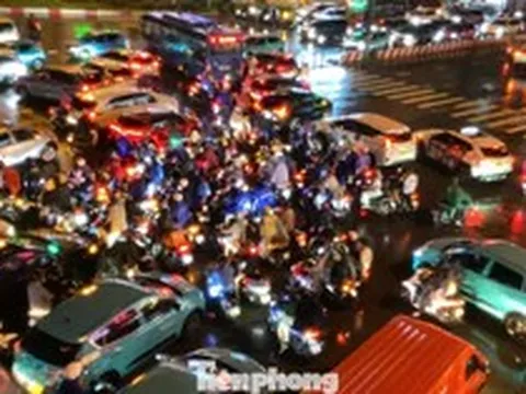 Đường phố ngập sâu, giao thông TPHCM rối loạn trong cơn mưa lớn giờ tan tầm