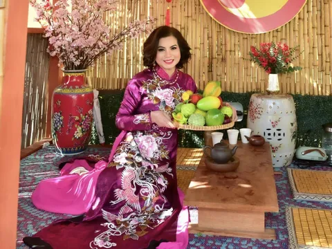 Hoa hậu Kim Hồng mong bình an đến với mọi người trong năm mới