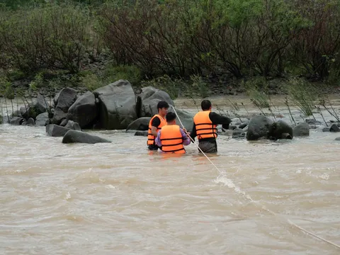 "Lật Mặt 8" hé lộ hậu trường nghẹt thở: Nước lũ cuốn trôi thiết bị, Lý Hải liều mình quay cảnh nguy hiểm