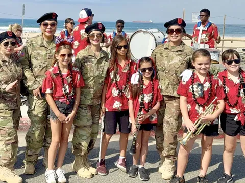 Hoa hậu Kim Hồng nổi bật tại Lễ diễu hành lớn nhất miền Nam California mừng Quốc khánh Mỹ