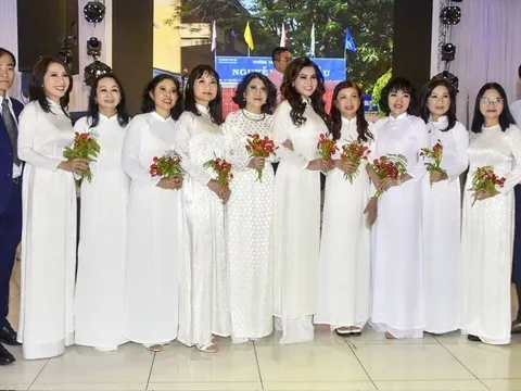 Hoa hậu Kim Hồng gặp lại thầy cô và bạn cũ cấp 3 tại Mỹ