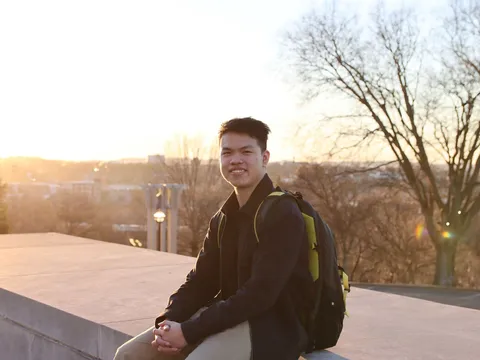 Chàng trai Việt 16 tuổi một mình sang Mỹ và hành trình chạm đỉnh ước mơ